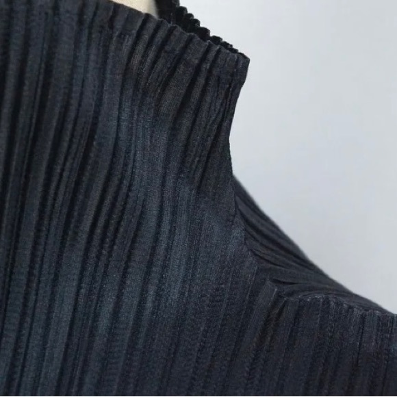 (SOLD) Navy Blue Pleats please top - Picture 4 of 6